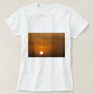 Vogels vliegen in zonsondergang t-shirt