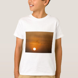 Vogels vliegen in zonsondergang t-shirt