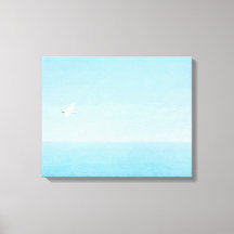 Vogels vliegen over de oceaan op Hawaï