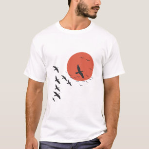 Vogels vliegend over de zon T-shirt