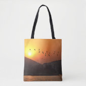 Vogelvliegen in de Sunset Sky boven het oostmeer Tote Bag (Voorkant)