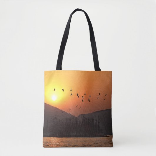 Vogelvliegen in de Sunset Sky boven het oostmeer Tote Bag (Voorkant)