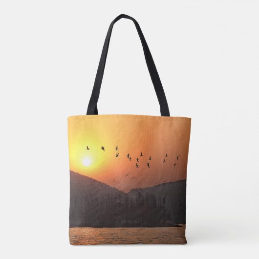 Vogelvliegen in de Sunset Sky boven het oostmeer Tote Bag (Achterkant)