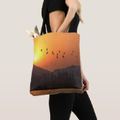 Vogelvliegen in de Sunset Sky boven het oostmeer Tote Bag (Dichtbij)