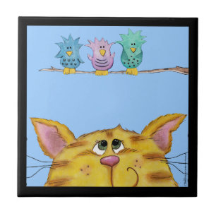 Vogelwaarnemer-kat kijkt vogels boven tegeltje