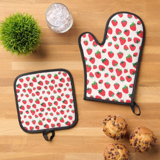 Vol met aardbeien ovenwant & pannenlap set (Top down)