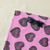 Vol van Love Hearts Pattern zwart roze Strandlaken (In situ)