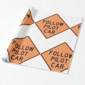 Volg de pilot Car Road Work Construction Sign Cadeaupapier (Uitgerold)