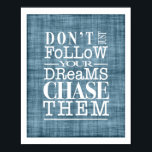 Volg geen dromen, verander ze Poster<br><div class="desc">Laat je dromen gebeuren met dit poster in zacht denim blauw. De witte typografie en een faux linnen textuurachtergrond voegen aan de charm toe.</div>