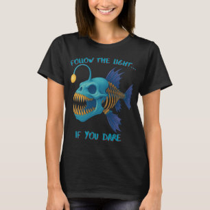 Volg het licht... als je durft. Lantaarn van de D T-shirt