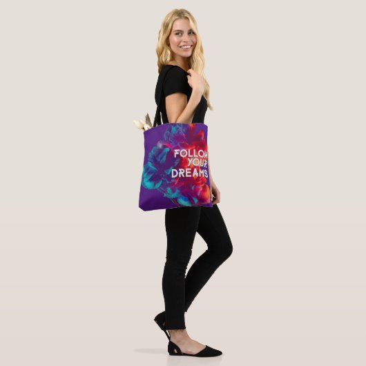 Volg je dromen en citeert kleurrijke bloemen tote bag (Op model)