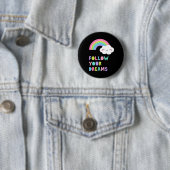 Volg je droombeeld en regenboogwolk ronde button 5,7 cm (In situ)