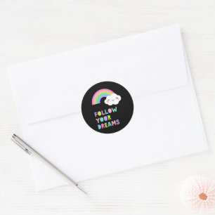 Volg je droombeeld en regenboogwolk ronde sticker