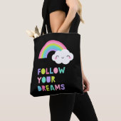 Volg je droombeeld en regenboogwolk tote bag (Dichtbij)