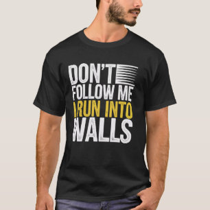 Volg me niet als ik in de muren loop t-shirt