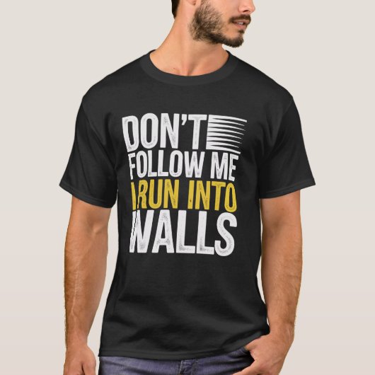 Volg me niet als ik in de muren loop t-shirt (Voorkant)