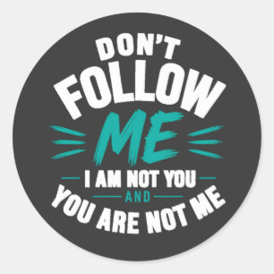 Volg Me Niet – Ik Ben Niet Jouw Quote Design Ronde Sticker