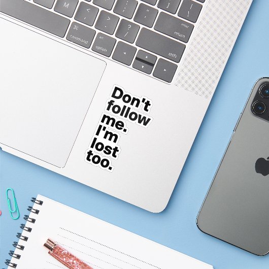 "Volg me niet, ik ben ook verdwaald" Sticker (Laptop met iPhone)