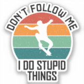 Volg me niet, ik doe stoute dingen aan skateboarde sticker (Voorkant)