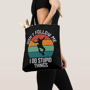 Volg me niet, ik doe stoute dingen aan skateboarde tote bag