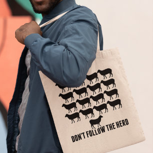 Volg niet de herder van de schapen - wees jezelf tote bag