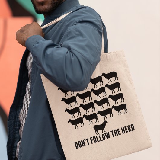 Volg niet de herder van de schapen - wees jezelf tote bag