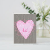 Volg uw hartkloppende roze doodle hart op hout briefkaart (Staand voorkant)