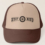 VOLGENDE BEND logo trucker hoed Trucker Pet (Voorkant)