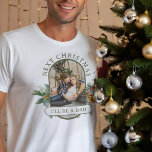 Volgende Kerstmis Lozenge Vorm Foto Papa-to-Be T-shirt<br><div class="desc">Papa to Be Christmas Photo Shirt, met de tekst "Next Christmas I'll be a Dad" en traditionele accenten van holly, pine en pine cone. De kleuren van de tekst en de achtergrond kunnen indien nodig worden gewijzigd in het ontwerpgereedschap. Uw foto wordt weergegeven in 16:9 portretformaat en de fotosjabloon geeft...</div>