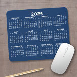 Voljarig Uitzicht Kalender - horizontaal Muismat<br><div class="desc">Blauw en wit - Een minimale, basiskalender van 12 maanden met een effen kleurachtergrond. Een standaard zoek je kantoor of schoolkluisje. De doopvonten zijn eenvoudig te lezen, en de kleuren kunnen worden veranderd. — Als je het gebied van de aanpassing opent, zal het naar je toe gaan naar een geavanceerd...</div>