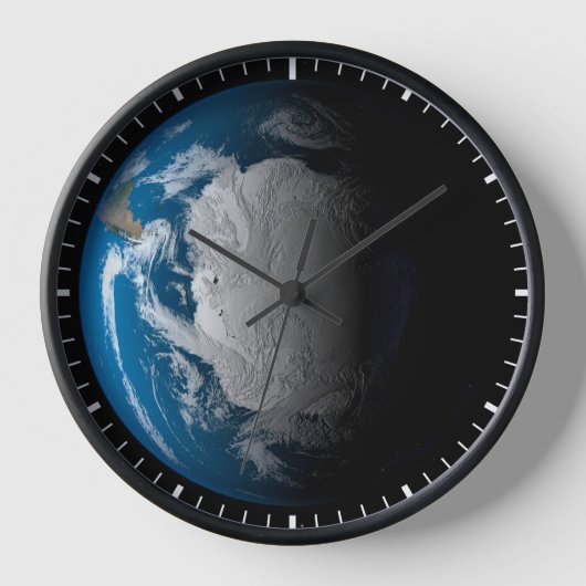 volle aarde met gesimuleerde wolken boven antarcti (Voorkant)