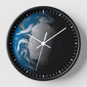 volle aarde met gesimuleerde wolken boven antarcti