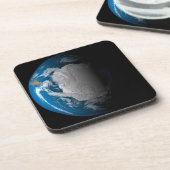 volle aarde met gesimuleerde wolken boven antarcti bier onderzetter (Linkerzijde)