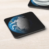 volle aarde met gesimuleerde wolken boven antarcti bier onderzetter (Linkerzijde)
