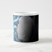 volle aarde met gesimuleerde wolken boven antarcti grote koffiekop (Voorkant)