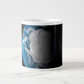 volle aarde met gesimuleerde wolken boven antarcti grote koffiekop (Voorkant)