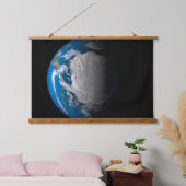 volle aarde met gesimuleerde wolken boven antarcti hangend wandkleed (Slaapkamer)