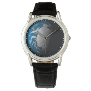 volle aarde met gesimuleerde wolken boven antarcti horloge