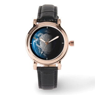 volle aarde met gesimuleerde wolken boven antarcti horloge