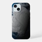 volle aarde met gesimuleerde wolken boven antarcti iPhone 15 case (Achterkant)