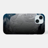 volle aarde met gesimuleerde wolken boven antarcti iPhone 15 case (Achterkant horizontaal)