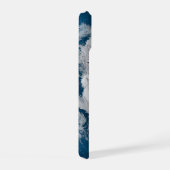 volle aarde met gesimuleerde wolken boven antarcti iPhone 15 case (Rechterkant)