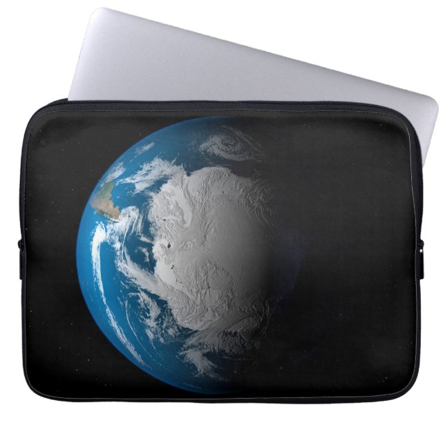 volle aarde met gesimuleerde wolken boven antarcti laptop sleeve (Voorkant)
