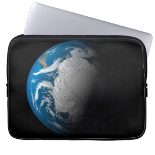 volle aarde met gesimuleerde wolken boven antarcti laptop sleeve