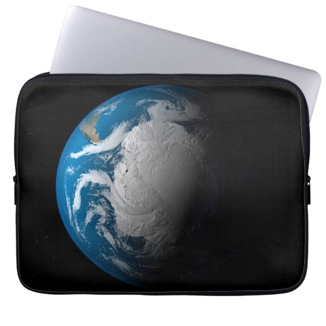 volle aarde met gesimuleerde wolken boven antarcti laptop sleeve (Voorkant)