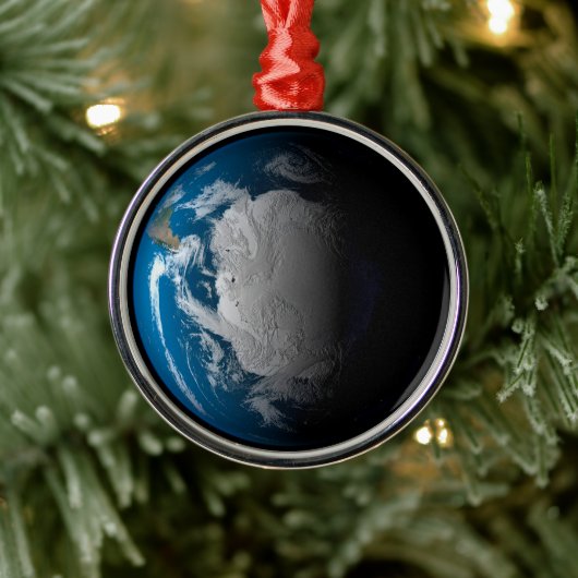 volle aarde met gesimuleerde wolken boven antarcti metalen ornament (Boom)