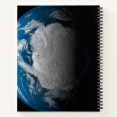 volle aarde met gesimuleerde wolken boven antarcti notitieboek (Achterkant)