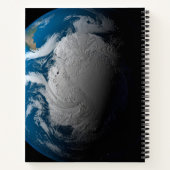 volle aarde met gesimuleerde wolken boven antarcti notitieboek (Achterkant)