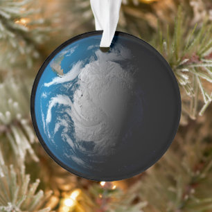 volle aarde met gesimuleerde wolken boven antarcti ornament