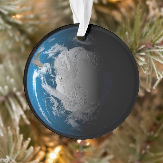 volle aarde met gesimuleerde wolken boven antarcti ornament (Boom)